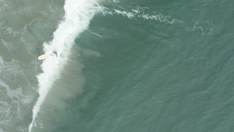 Surferin-Fängt-Eine-Welle-Am-Zuma-Beach-In-Kalifornien