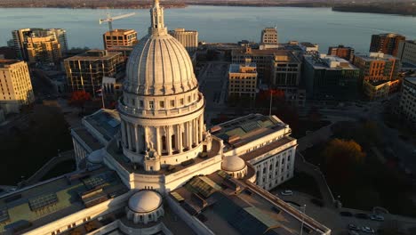 Goldene-Stunde,-Madison-State-Capitol,-Architekturstadt-In-Wisconsin,-Luftaufnahmen