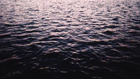 Wellen-Und-Reflektierendes-Wasser-Eines-Sees-Bei-Sonnenuntergang