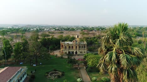 Eine-Landschaftsluftaufnahme-Von-Chittorgarh-Fort,-Unesco-weltkulturerbe,-Rajasthan,-Indien,-Fort-Smog-über-Stadt,-Luftaufnahme,-4