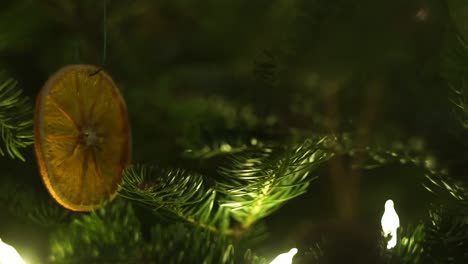 Adorno-Navideño-Naranja-Seco-Casero-Colgado-En-Un-árbol-De-Navidad-Tradicional-Real
