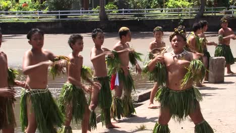 Nuku-Hiva-Traditionelle-Tanzgruppe,-Die-Haka-tanz-Aufführt