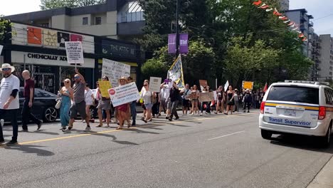 1-3-Anti-Masken-Demonstranten,-Verschwörungstheoretiker,-Marschieren-Durch-Die-Innenstadt-Von-Vancouver-Gegen-Obligatorische-Maskenrichtlinien,-Sperrungen-Und-Potenzielle-Covid-19-Impfstoffe