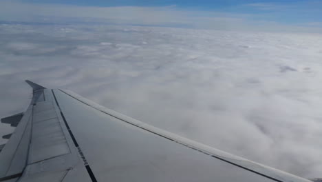Blick-Aus-Dem-Fenster-Eines-Flugzeugs,-Das-über-Gewitterwolken-Fliegt