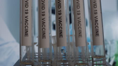 Vacuna-Novavax-Covid-19-En-Tubos-De-Ensayo-En-Rack