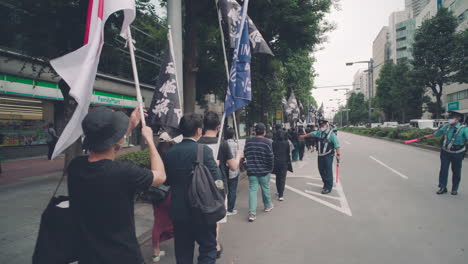 Polizisten-Eskortieren-Menschen,-Die-Auf-Den-Straßen-Von-Tokio-Protestieren-–-Solidarität-Mit-Den-Protesten-In-Hongkong-In-Japan-–-Handaufnahme,-POV