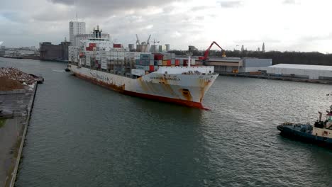 Schlepper-Schleppt-Riesiges-Containerschiff-Aus-Dem-Hafen-Von-Antwerpen