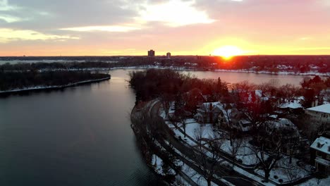 Wunderschöner-Blick-Auf-Den-Sonnenuntergang-über-Dem-Lake-Of-The-Isles-In-Den-Vororten-Von-Minneapolis,-MSP,-Minnesota