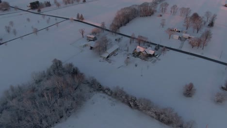 Dolly-Blickt-Nach-Vorn-Auf-Schneebedeckte-Häuser-Auf-Dem-Land-Vor-Sonnenaufgang