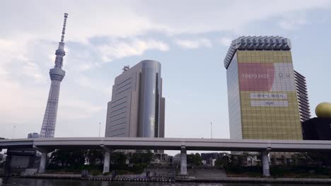 Werbeschild-Für-Die-Olympischen-Spiele-2020-In-Tokio-Auf-Einem-Hochhaus-Neben-Dem-Tokio-Skytree-Und-Dem-Verkehr-Auf-Der-Straße