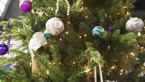 árbol-De-Navidad-Tradicional-Decorado-Con-Adornos-De-Bolas-Cuentas-Luces-Púrpura-Azul-Plata-Blanco