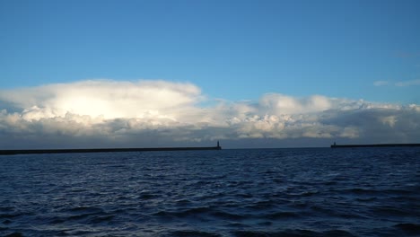 Grandes-Nubes-Esponjosas-Blancas-Sobre-El-Océano-Y-El-Muelle-En-South-Shields,-Reino-Unido