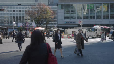People-At-The-Shibuya-Crossing-Wearing-Mask-During-The-Worldwide-Pandemic-In-Tokyo,-Japan