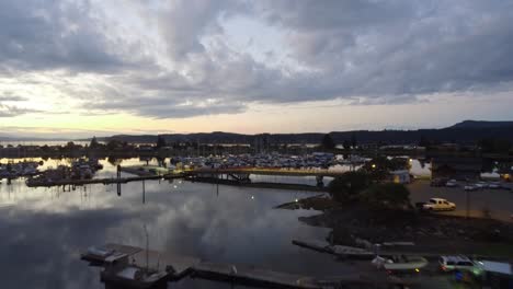 Bootswerft,-Pier-Und-Sonnenuntergangsluftaufnahme-In-Bowser-BC
