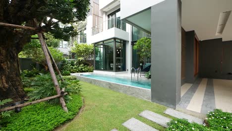 Luxuriöser-Und-Stilvoller-Swimmingpool-In-Der-Gartendekoration