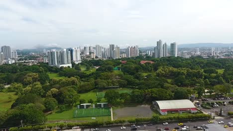 Luftaufnahmen-Von-Drohnen-Kontrastieren-Zwischen-Dem-Wohngebiet-Und-Den-Modernen-Gebäuden-Hinter-Dem-Park-In-Panama-City
