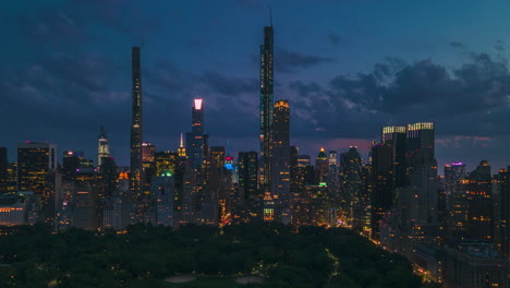 Der-Tag-Geht-In-Die-Nacht-über,-Ein-Gleitendes-Luftfoto-Von-New-York-City-Zur-Blauen-Stunde,-Mit-Alleen,-Die-Die-Stadt-Von-Einer-Seite-Zur-Anderen-Durchziehen