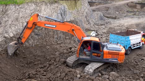 Heavy-crawler-excavator-loading-rocks-on-dump-truck
