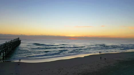 Goldener-Sonnenaufgang,-Goldküste,-Queensland,-Australien,-Steg-Im-Vordergrund