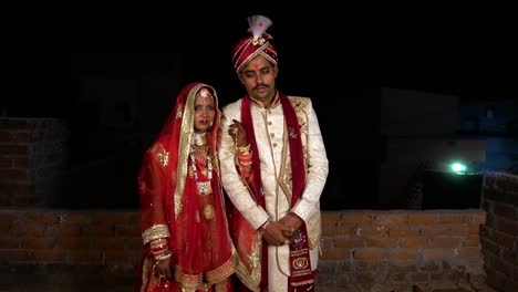 Bräutigam-Und-Braut-Im-Traditionellen-Indischen-Hochzeitskleid