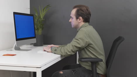 Mann-In-Einem-Hemd,-Der-In-Einem-Büro-Arbeitet,-Am-Computer-Tippt,-Grüner-Bildschirm