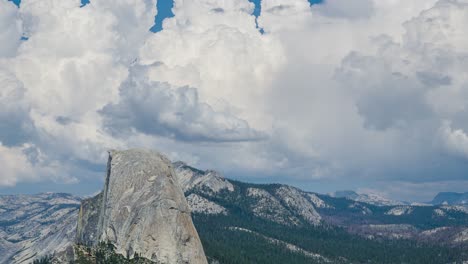 Time-lapse-De-Nubes-Moviéndose-Detrás-De-La-Media-Cúpula-En-El-Parque-Nacional-De-Yosemite-Mientras-La-Cámara-Sale