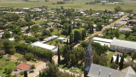 Vía-Izquierda-De-Una-Iglesia-De-Estilo-Romántico-Con-El-Pueblo-De-Santa-Anita-Al-Fondo,-Entre-Ríos,-Argentina