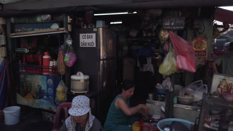 Vietnam,-Ciudad-Ho-Chi-Minh,-Una-Escena-Panorámica-De-La-Vida-Callejera-En-Un-área-Urbana-Con-Pequeños-Negocios-De-Alimentos-Y-Personas-Que-Disfrutan-De-La-Vida-Familiar-Al-Aire-Libre-En-La-Calle