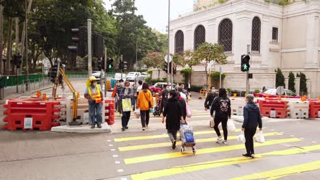 Menschen-überqueren-Die-Straße-In-Der-Innenstadt-Von-Hongkong