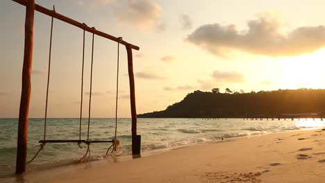 Romantische-Strandschaukel-An-Einem-Sonnenuntergangsstrand-Auf-Der-Insel-Koh-Rong-In-Kambodscha