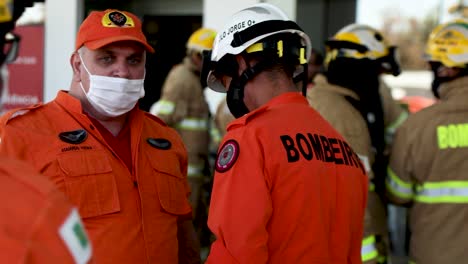Feuerwehrleute-Reagieren-Auf-Einen-Brand-In-Einem-Covid-19-behandlungskrankenhaus-In-Brasilia,-Brasilien