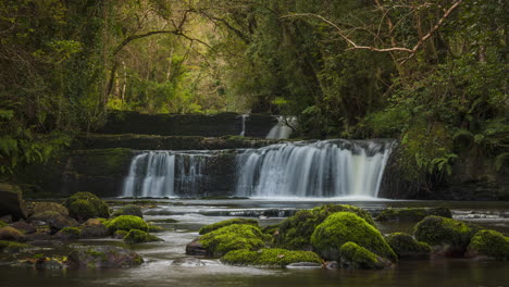 Zeitraffer-Des-Waldwasserfalls-In-Ländlicher-Landschaft-Im-Herbst-In-Irland