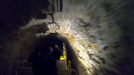 Touristen-Fahren-Mit-Dem-Zug-Durch-Die-Höhle-Von-Postojna