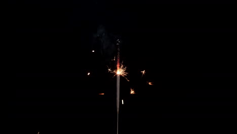 Wunderkerzen-Feuerwerk-Brennt-Auf-Schwarzem-Hintergrund-Für-Silvesterfeier,-Weihnachten,-Besonderes-Ereignis,-Feiertag