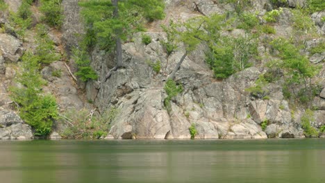 Die-Ufer-Des-Rivière-La-Rouge,-Quebec,-Kanada,-Statische-Weitwinkelaufnahme