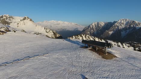 Skiliftstation-Am-Chamrousse-Berggipfel-In-Den-Französischen-Alpen-Bei-Sonnenuntergang,-Luftüberflug-Anflugaufnahme