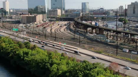 Traffic-on-Interstate-76-and-railways-near-30th-street-station,-Philadelphia,-Pennsylvania,-USA