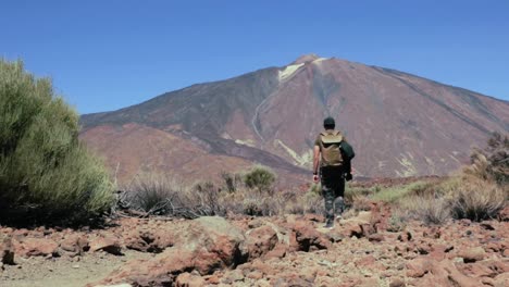 Joven-Caminando-Con-Mochila-En-El-Parque-Nacional-Del-Volcán-Teide-De-Tenerife-60fps