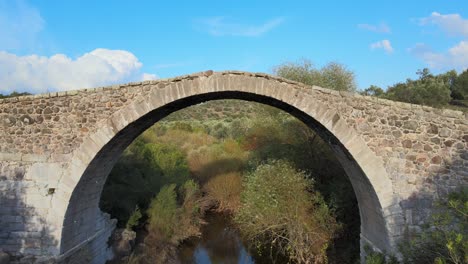 Este-Puente-Arqueado-Fue-Construido-Por-La-Familia-Genovesa-Gattelusi-En-El-Siglo-XIII.