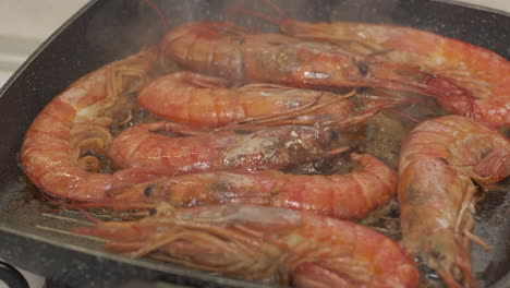 Cooking-red-shrimps-on-pan
