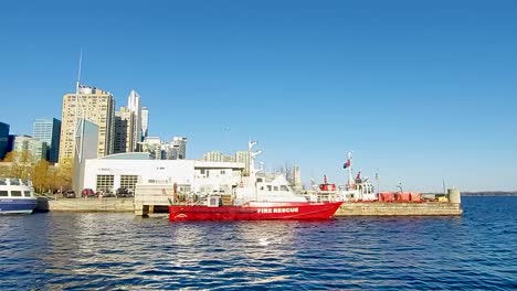 Das-Feuerlöschboot-William-Lyon-Mackenzie-Liegt-An-Einem-Schönen-Tag-Vor-Der-Feuerwehrstation-334-Von-Toronto