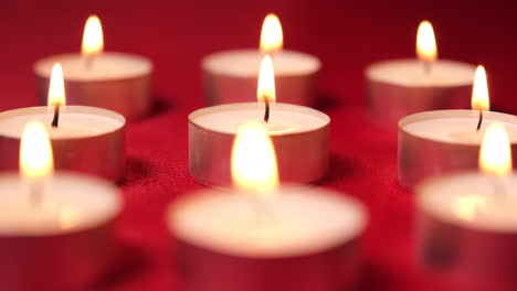 Kerzen-Für-Die-Weihnachtsfeier-Auf-Rotem-Hintergrund