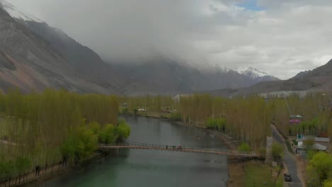 Luftaufnahme-über-Die-Holzbrücke-Phander-Nasser-über-Den-Fluss-Gilgit