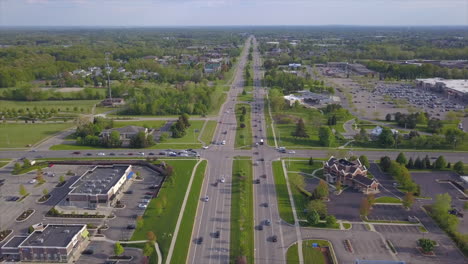 Aerial-drone-shot-of-a-busy-divided-highway-in-Grand-Rapids,-Michigan