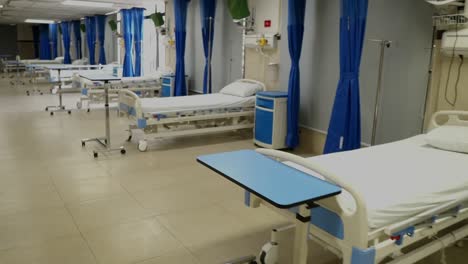 Vorbei-An-Einer-Reihe-Leerer-Betten-In-Der-Krankenstation