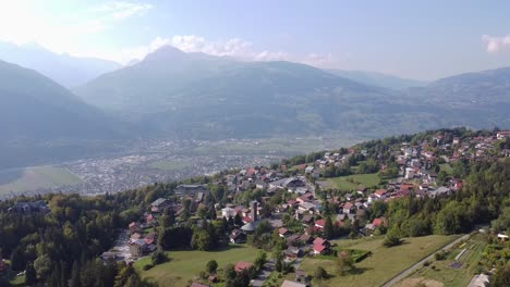 Luftaufnahme-über-Einem-Kleinen-Dorf-In-Den-Französischen-Alpen,-Plateau-D&#39;Assy