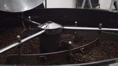 Prozess-Des-Röstens-Von-Kaffeebohnen-In-Einer-Industriellen-Kaffeeröstmaschine-Aus-Nächster-Nähe