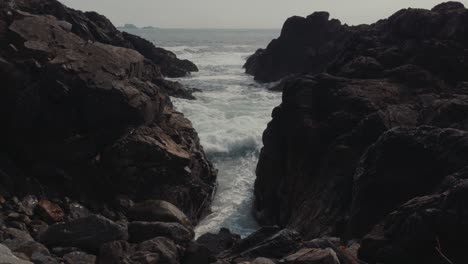 Wellen-Bilden-Sich-Und-Krachen-Dann-Durch-Einen-Felsentunnel-In-Ucluelet