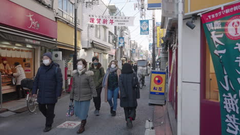 Menschen-In-Medizinischen-Masken,-Die-Am-Neujahrstag-Während-Der-Coronavirus-Pandemie-Auf-Der-Straße-In-Tokio-Spazieren