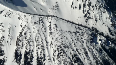 Empinadas-Montañas-Alpinas-Cubiertas-De-Nieve-Durante-El-Invierno